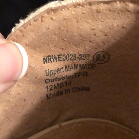 Women’s lace detail cream colored wedges (9.5) - Picture 6 of 8